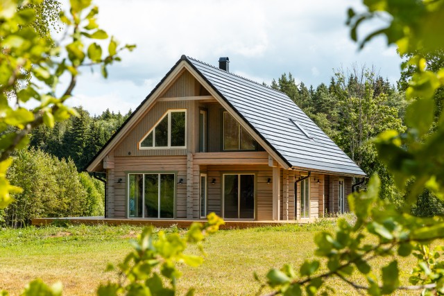 Solarstone Solar Tiled Roof solcelletakstein på et trehus i skogen