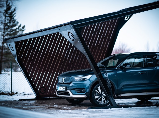 Solarstone Solar Carport with electric Volvo XC40 in snowy conditions